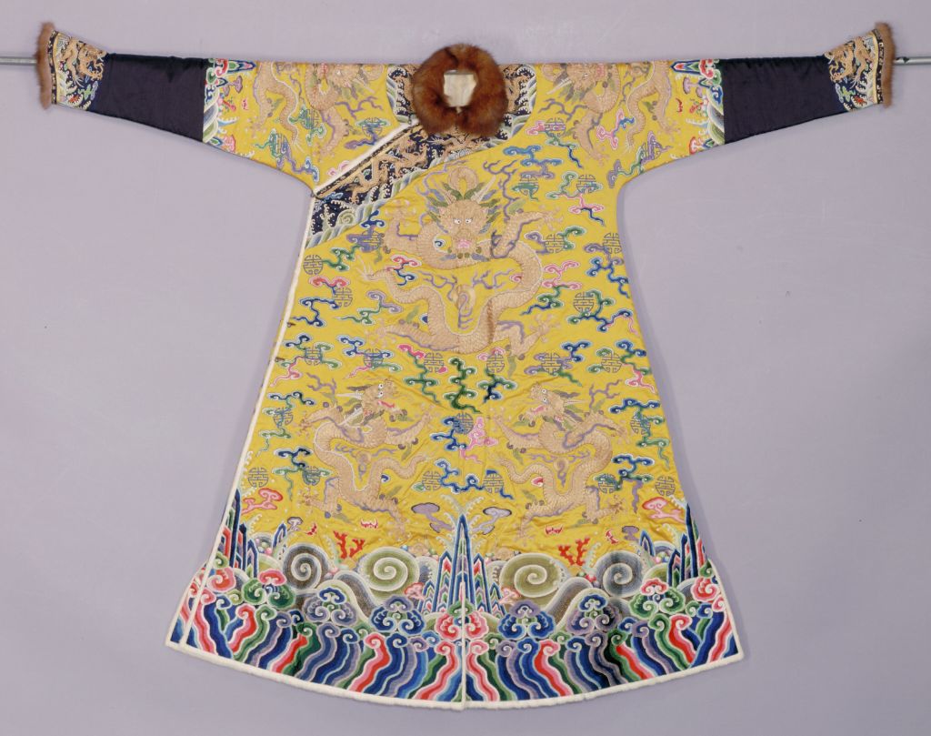 图片[1]-Bright yellow satin embroidered cloud bat, golden dragon, silver rat skin dragon robe-China Archive